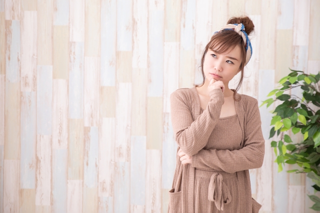 疑問に思う女性