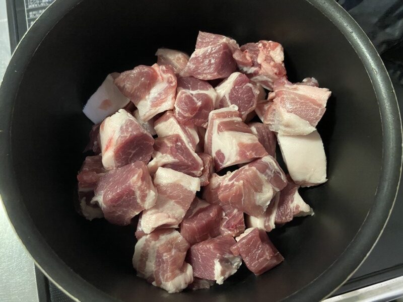 豚肉を３ｃｍくらいに切ってお肉に水が被るくらいまで入れて煮込む