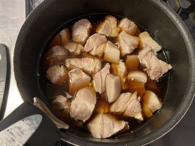 鍋に肉、水400ml、角煮のたれを入れて強火で煮込む