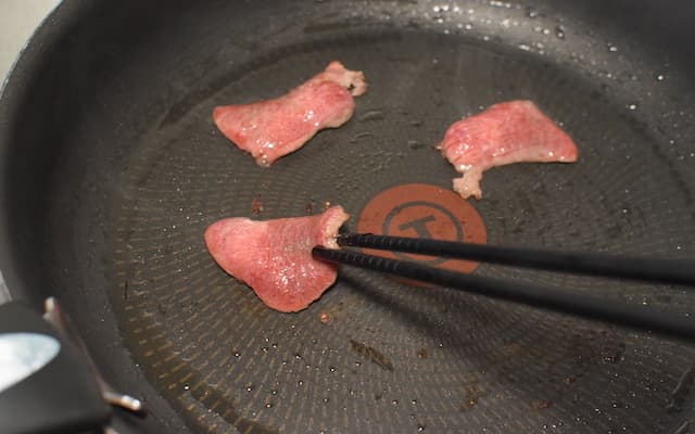 薄切り牛タンをフライパンでおいしく焼く