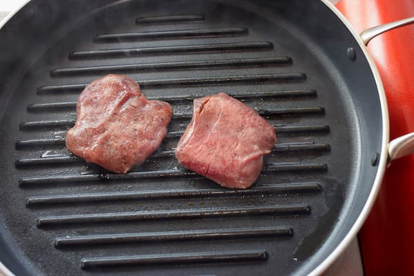 ねぎしのしろたんを強火で片面2分焼きます