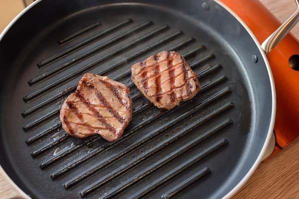 ねぎしのしろたんをひっくり返して両面焼きます