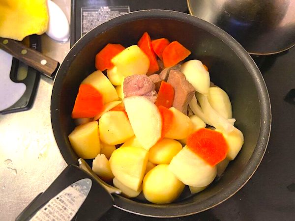 牛タンと野菜を炒める