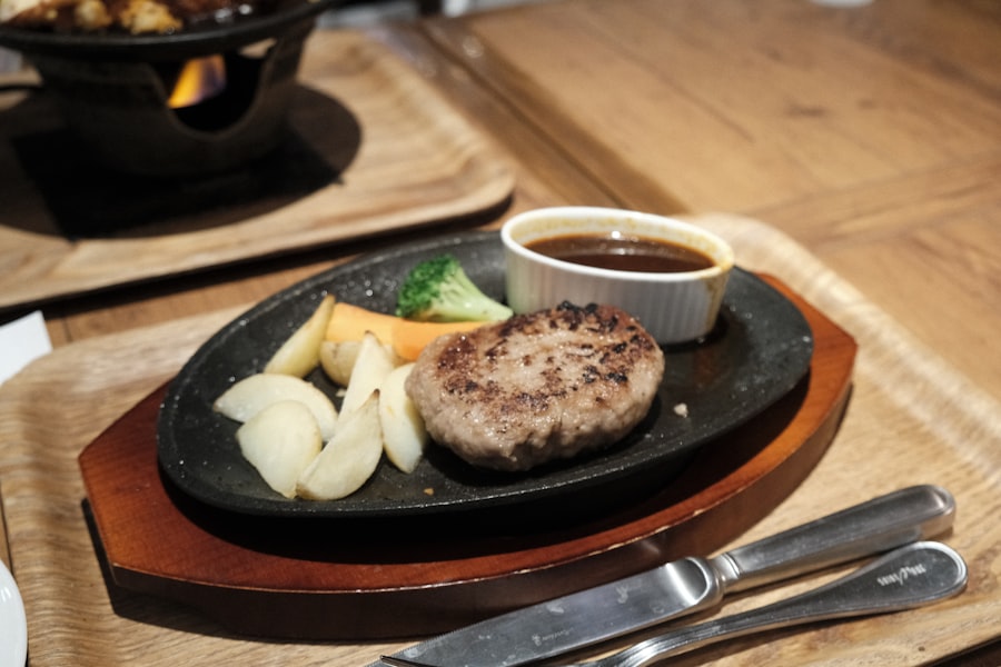 鉄板で提供されるハンバーグ料理のイメージ写真