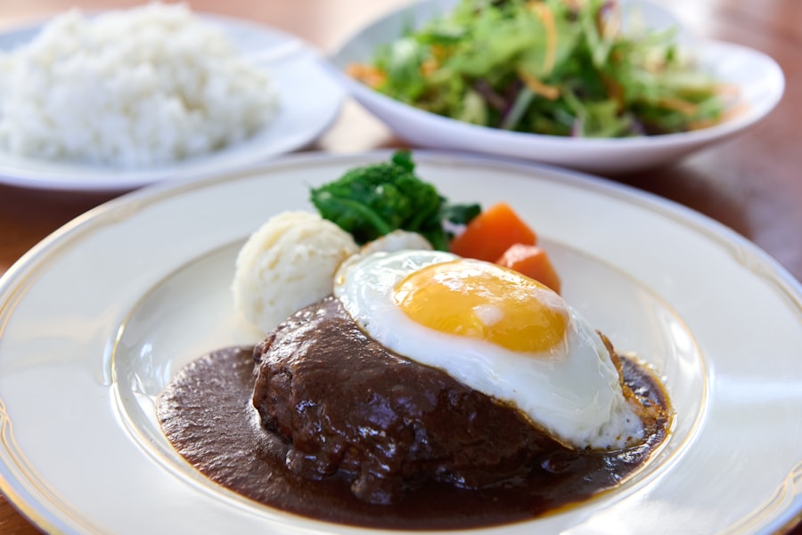 目玉焼きを乗せたハンバーグ定食のイメージ写真
