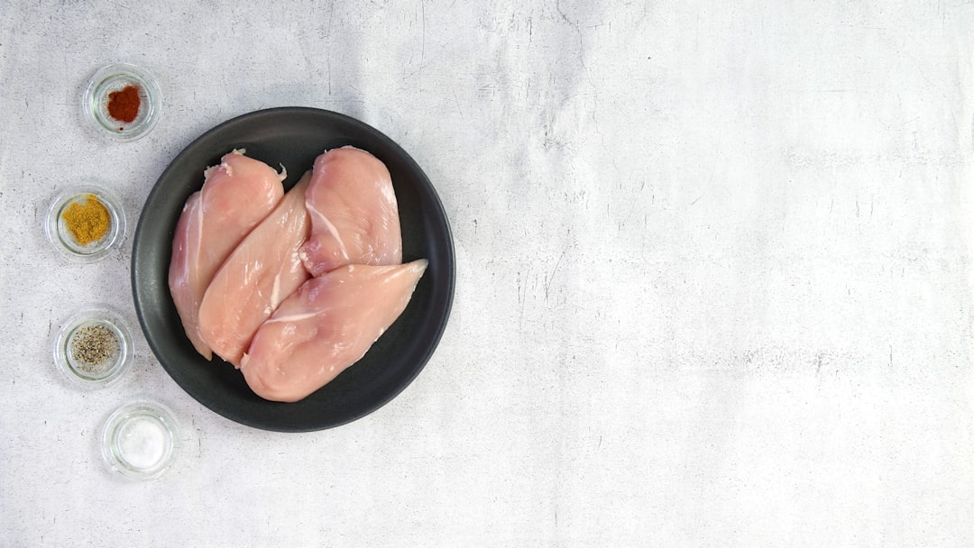 ボウルに入った生の鶏むね肉