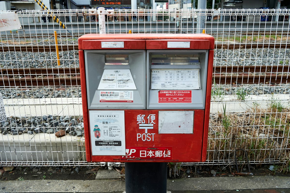赤い日本の郵便ポスト