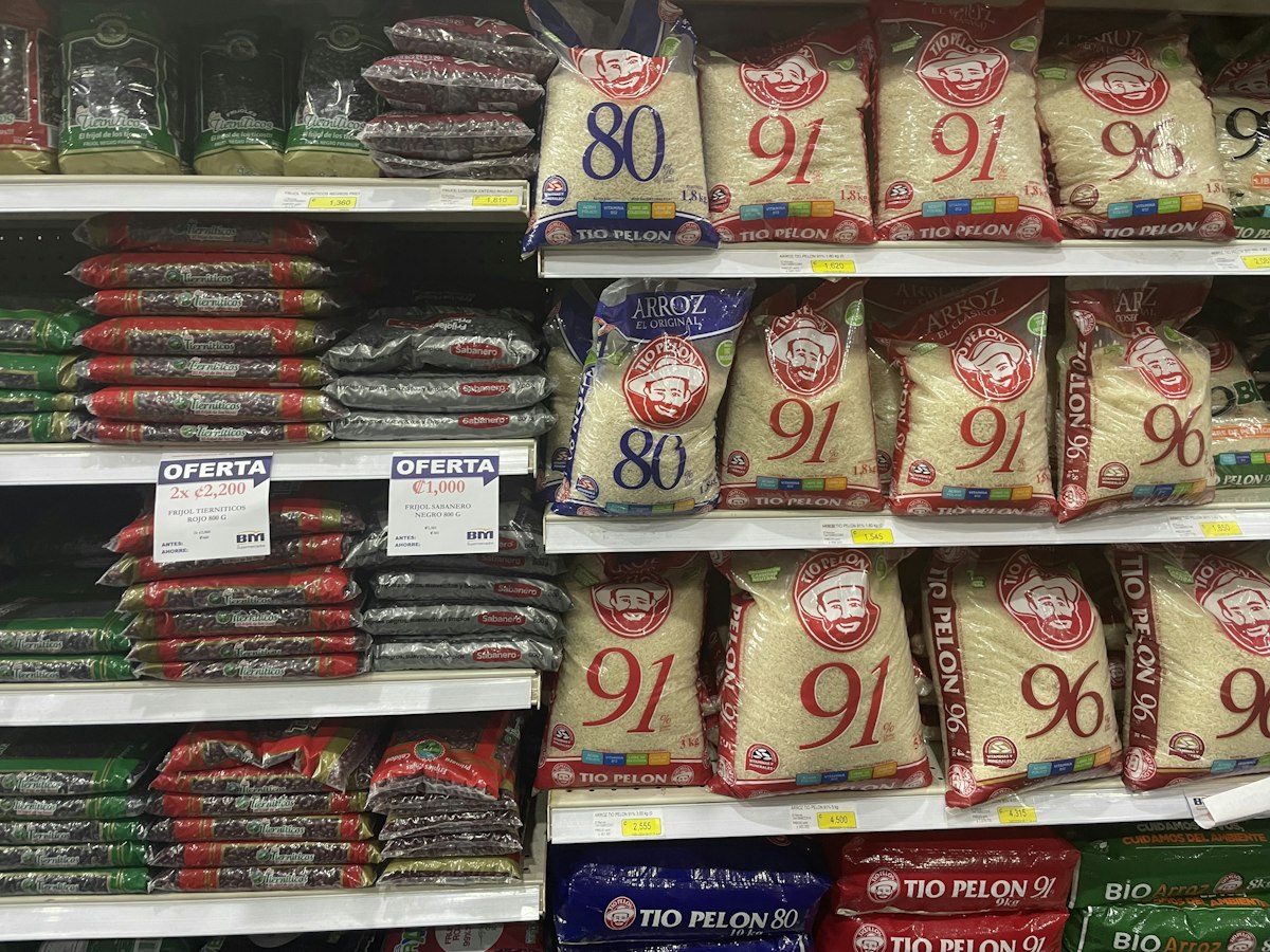 商品が並ぶスーパーの陳列棚