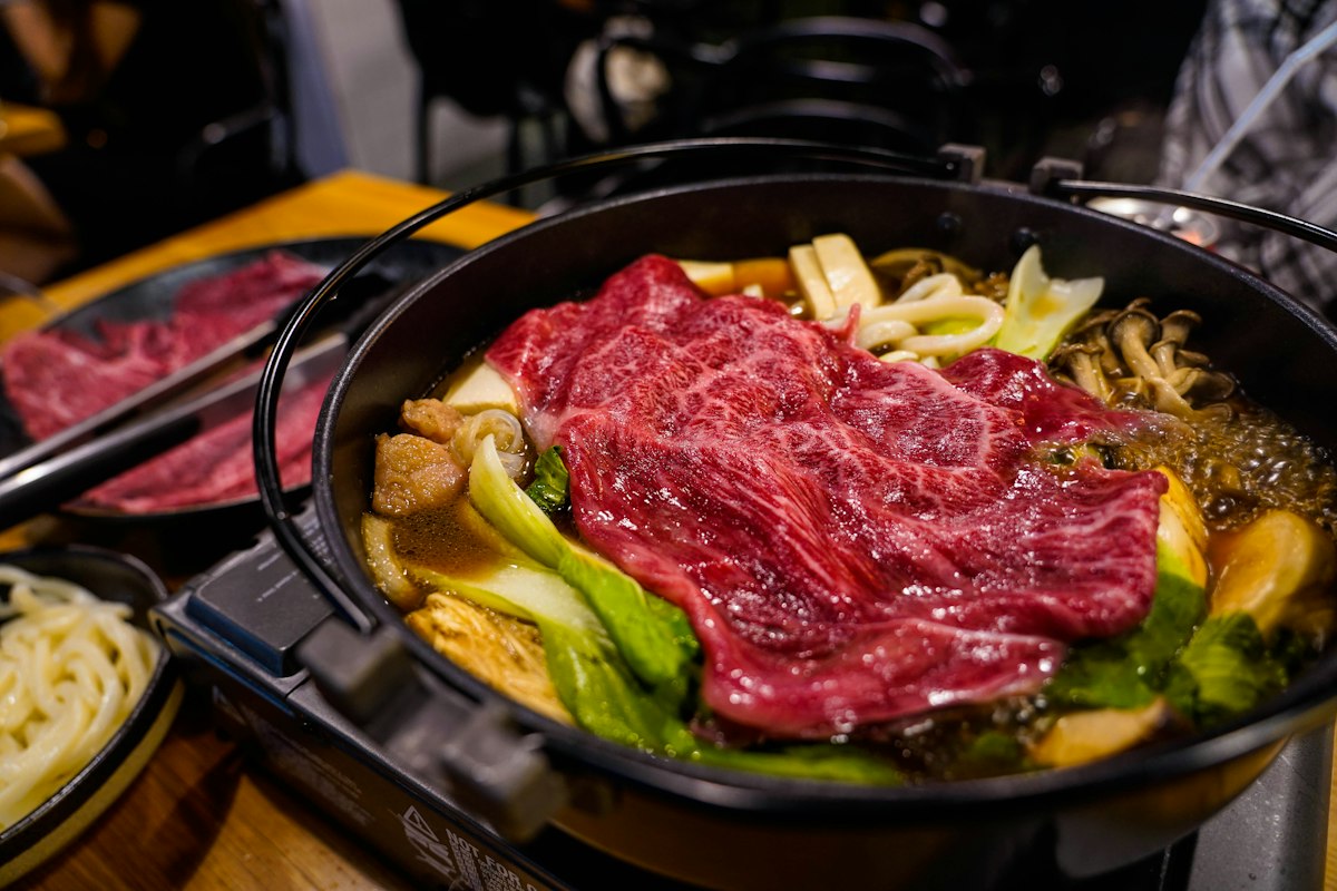 肉と野菜を煮込んだすき焼き鍋